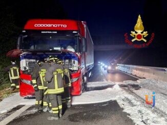 Camion a GNL in fiamme, raccordo chiuso in direzione Firenze