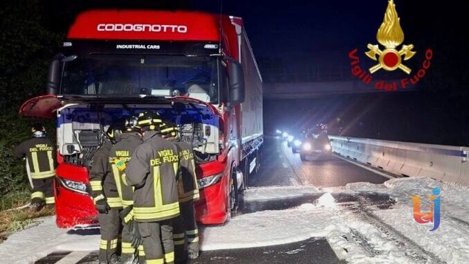 Camion a GNL in fiamme, raccordo chiuso in direzione Firenze
