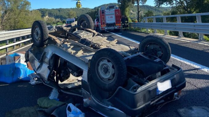 Auto ribaltata sull'A1, un ferito grave trasportato con eliambulanza