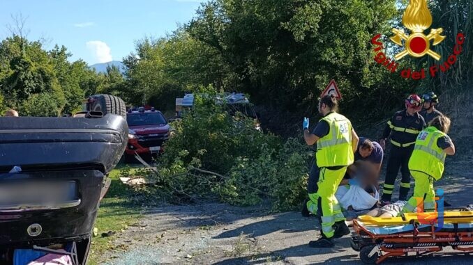 Auto con 4 persone si ribalta sulla Statale 3 di Terni, c'è anche un bambino