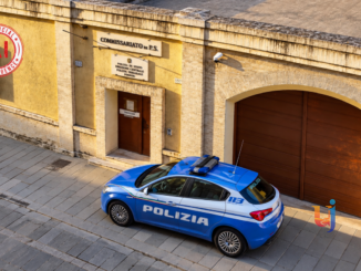 Ruba accessori e cuffie in negozio, denunciato poi un 28enne