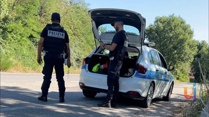 Forza il posto di blocco e tenta di speronare una pattuglia!
