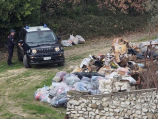 Rifiuti abbandonati e incendiati, cinque denunce a Stroncone