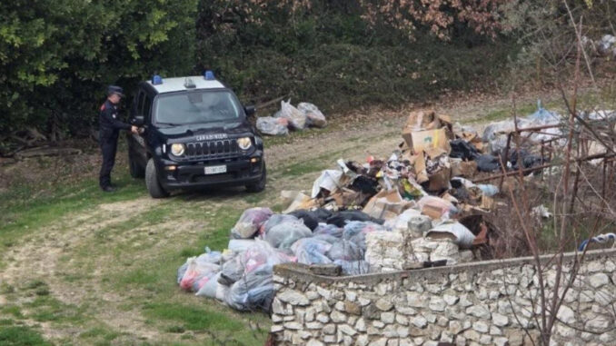 Rifiuti abbandonati e incendiati, cinque denunce a Stroncone