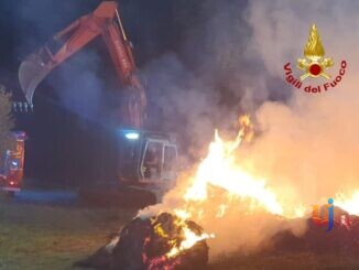 Incendio devasta 60 rotoballe, operazioni per tutta la notte