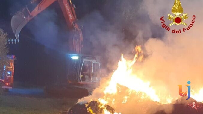 Incendio devasta 60 rotoballe, operazioni per tutta la notte