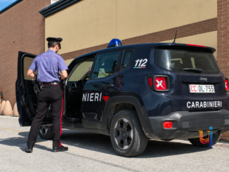 Rapina in gioielleria, caccia a quattro uomini dopo il blitz