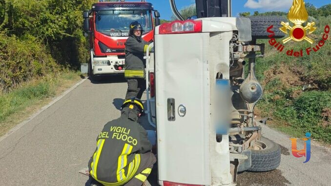 Autovettura si ribalta in via di Guardia, Amerino, c'è un ferito