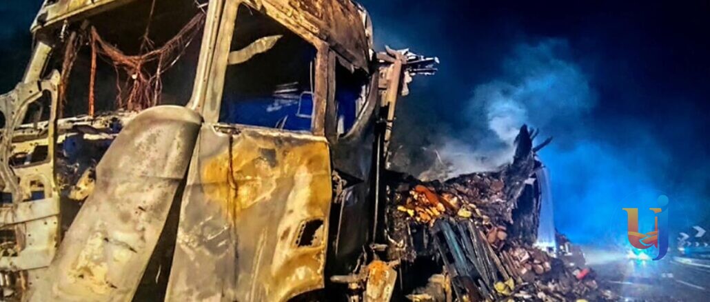Camion carico di panettoni in fiamme sulla A1: code e disagi
