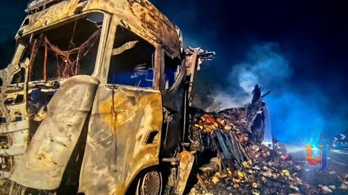 Camion carico di panettoni in fiamme sulla A1: code e disagi