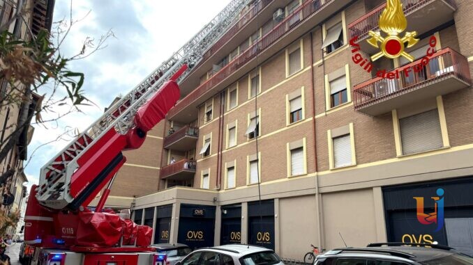 Fiamme sul terrazzo, incendio fermato prima di invadere casa