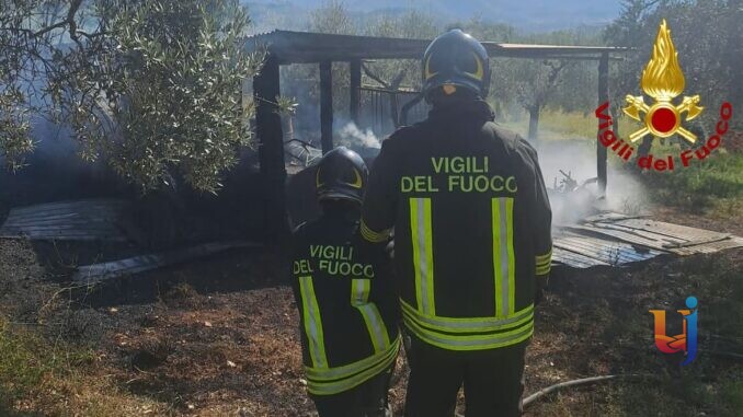 Fiamme nella rimessa agricola a Terni, intervengono i vigili