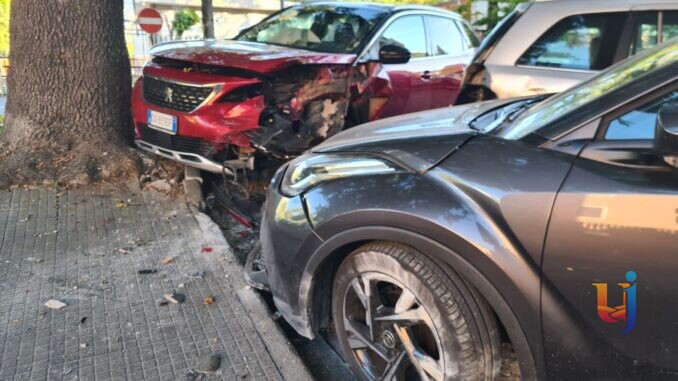 Auto sbanda e travolge mezzi in sosta a Ponte San Giovanni