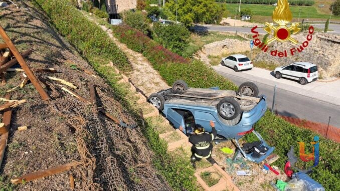 incidente Spello, auto ribaltata, Vigili del fuoco, soccorso donna, Carabinieri